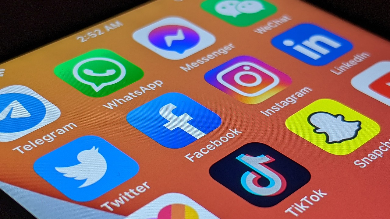 Social media κάτω των 15: απαγόρευση, Kids Wallet και τα όρια της επιβολή