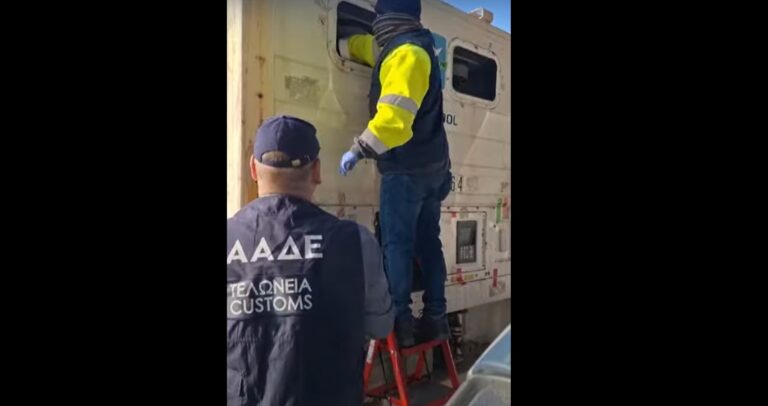 ΑΑΔΕ Βίντεο εντοπισμού ναρκωτικών μέσα σε φορτία με μπανάνες