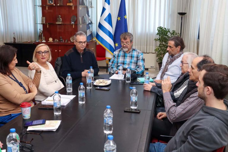 Ο Δήμαρχος Νεάπολης Συκεών Σίμος Δανιηλίδης με μέλη της κίνησης πολιτών