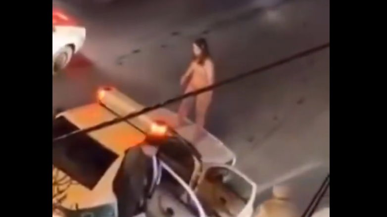 Ιράν γυμνή γυναίκα σε περιπολικό