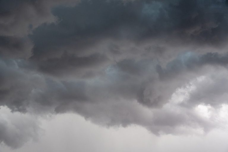 Σύννεφα μαύρα βροχή καταιγίδα