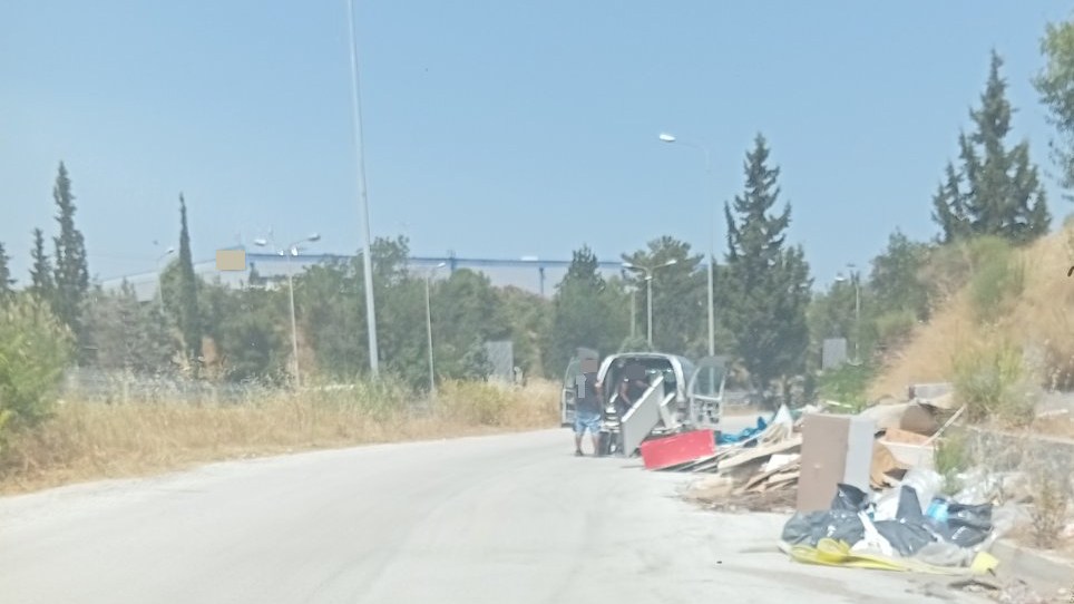 Πιάστηκαν επ΄αυτοφώρω να ξεφορτώνουν μπάζα
