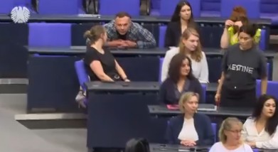 Αποβολή βουλευτή Γερμανία λόγω μπλούζας