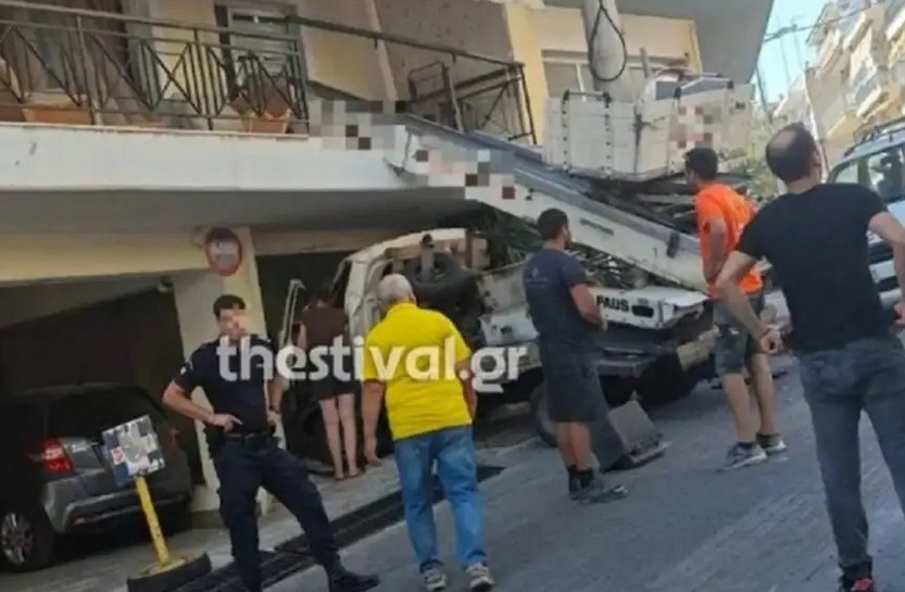 Γερανός έπεσε σε σπίτι στις Συκιές