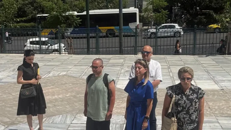H Μαρία Καρυστιανού κατέθεσε υπογραφές στη Βουλή για την άρση της βουλευτικής ασυλίας