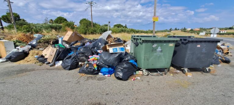 Ξεχειλίζουν τα σκουπίδια στον Αγιο Μάμα Χαλκιδικής