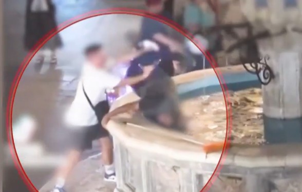 Νεαρός ρίχνει άστεγο σε συντριβάνι