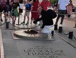 Άνδρας ανάβει τσιγάρο από το μνημείο του Άγνωστου Στρατιώτη στο Παρίσι