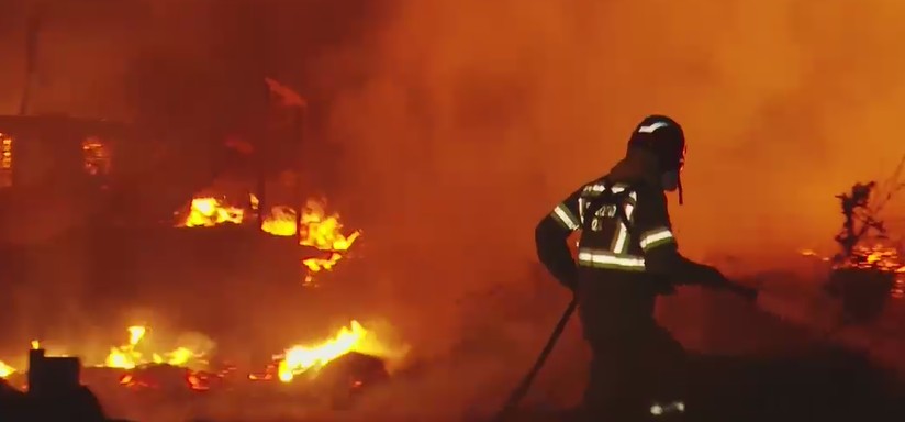 Πυροσβέστης στην κατάσβεση στην Πάτρα