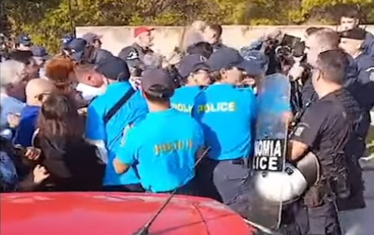 Επεισόδια έξω από νοσοκομείο Αττικόν