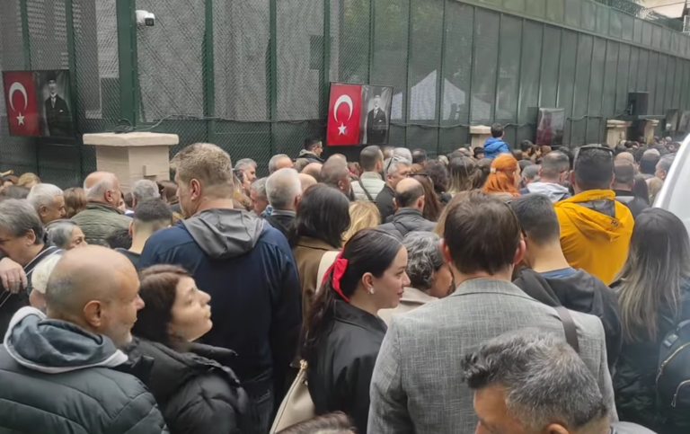 Τούρκοι έξω από την οικία Ατατούρκ στη Θεσσαλονίκη