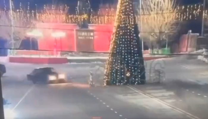 Οδηγός γκρεμίζει χριστουγεννιάτικο δεντρο