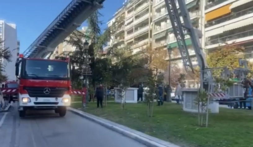 Επιχείρηση απεγκλωβισμού άντρα στη Θεσσαλονίκη