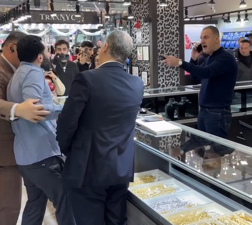 Καυγάς και ξύλο σε έκθεση κοσμημάτων