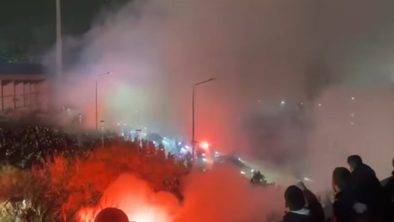 Υποδοχή στις 7 σορούς έξω από την Τούμπα