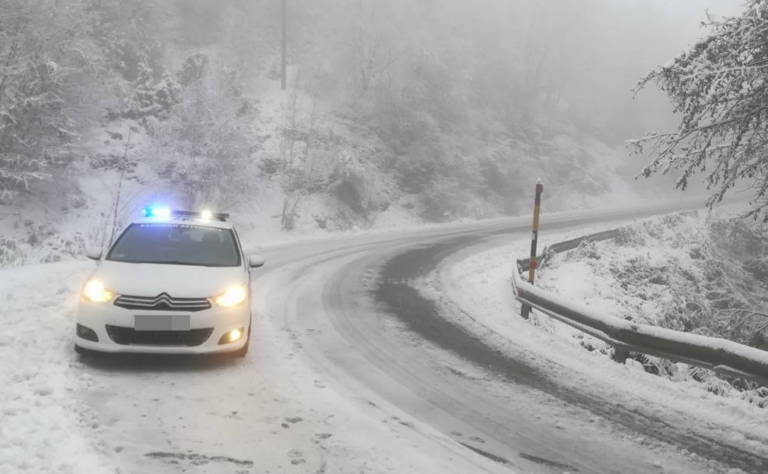 Χιόνια και περιπολικό Αστυνομίας