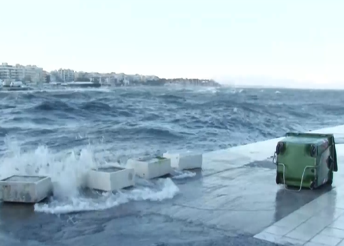 Φουρτούνα κύματα και αέρας στον Θερμαϊκό