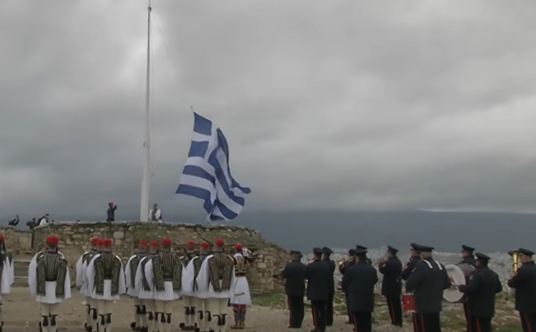 Έπαρση ελληνικής σημαίας Ακρόπολη