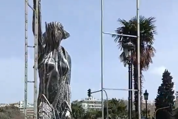 Γλυπτό Γυναίκα σε λεωφορείο
