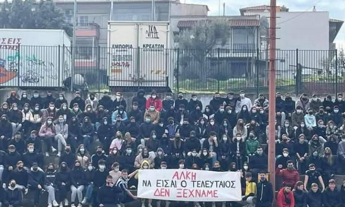 Ο 20χρονος Κλεομένης κρατά πανό για τον Άλκη