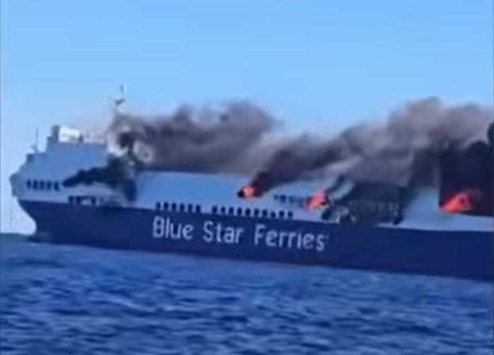 Φωτιά σε οχηματαγωγό πλοίο Blue Star Ferries