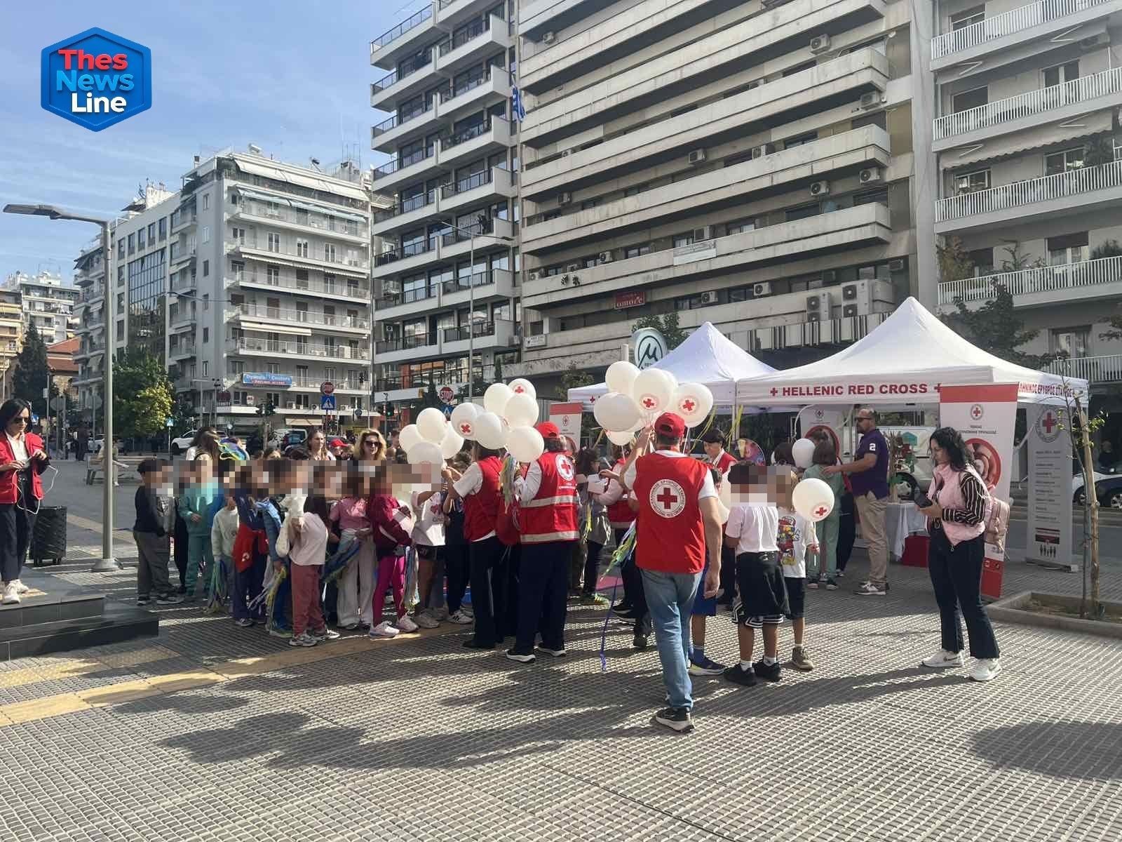 Θεσσαλονίκη: Λευκά μπαλόνια, ένα μεγάλο μήνυμα: Ο Ερυθρός Σταυρός για την ψυχική υγεία παιδιών & ενηλίκων
