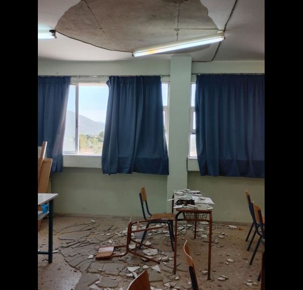 Σοβάς έπεσε μέσα σε σχολική αίθουσα στα Βασιλικά