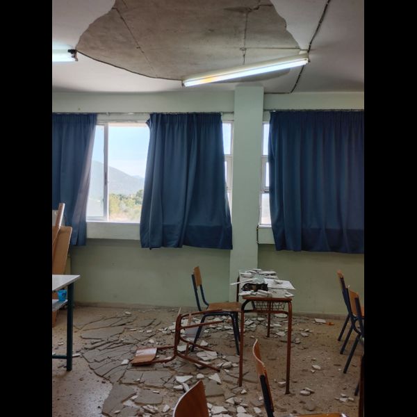 Σοβάς έπεσε μέσα σε σχολική αίθουσα στα Βασιλικά